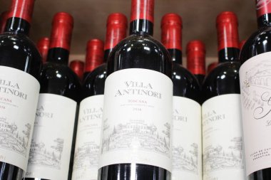 Los Angeles, Kaliforniya / ABD - 07 / 22 / 2020: Yerel bir bakkalda sergilenen çok sayıda Villa Antinori Rosso şarap şişesinin manzarası.