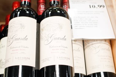 Los Angeles, California, ABD - 07-22-2020: Yerel bir bakkalda sergilenen birkaç Lagarde Guarda Malbec şarap şişesinin manzarası.