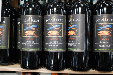 Los Angeles, Kaliforniya / ABD - 07 / 22 / 2020: Yerel bir bakkalda sergilenen çok sayıda Icardi Surisjvan Langhe Nebbiolo şarabının manzarası.
