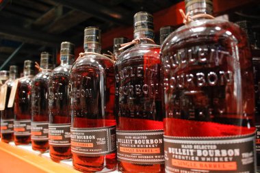 Los Angeles, California, ABD - 07-01-2020: Yerel büyük bir markette sergilenen çok sayıda büyük şişe Bulleit Bourbon manzarası.