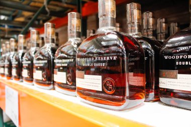 Los Angeles, Kaliforniya, ABD - 07-22-2020: Yerel büyük bir markette sergilenmekte olan birkaç şişe Woodford Reserve Double Oaked Whiskey manzarası.