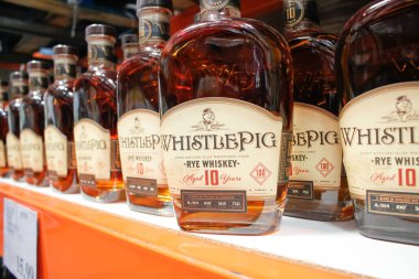 Los Angeles, California, ABD - 07-22-2020: Yerel büyük bir markette sergilenen birkaç şişe Whistle Pig Rye Whiskey manzarası.