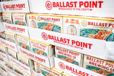 Los Angeles, Kaliforniya / ABD - 07 / 22 / 2020: Yerel büyük bir markette sergilenen çok sayıda Ballast Point birasının görüntüsü.