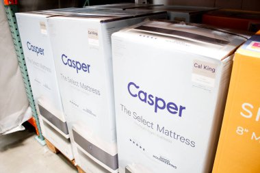 Los Angeles, Kaliforniya / ABD - 07 / 22 / 2020: Yerel büyük bir markette sergilenmekte olan çok sayıda Casper premium köpük yataklarının manzarası.