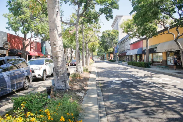 フラトン カリフォルニア州 2020年7月16日 ハーバー ブルバードを見下ろす景色 片側は交通があり 片側は空です — ストック写真