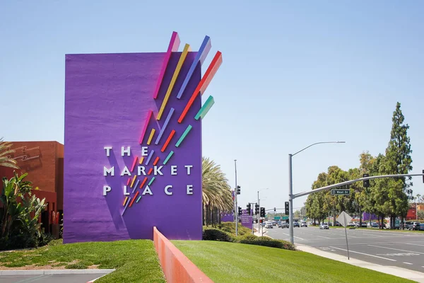 米国カリフォルニア州アーバイン 2020 アーバインとタスティンの国境に位置するThe Market Place屋外ショッピングセンターの著名な通り側の標識の眺め — ストック写真