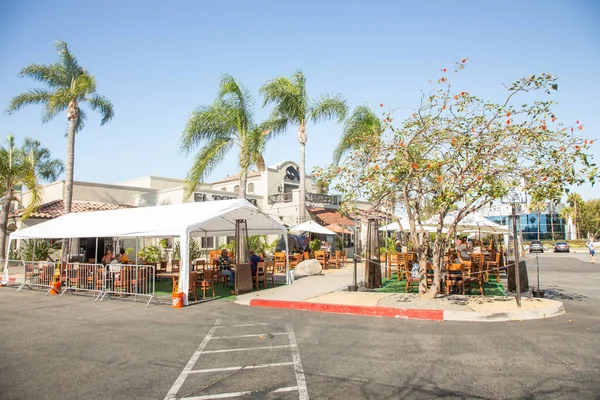 サイプレス カリフォルニア州 2020年7月20日 流行期に屋外のパティオで食事をするために使用されるシフトテントを見ると 地元のEl Toritoレストランで見られます — ストック写真