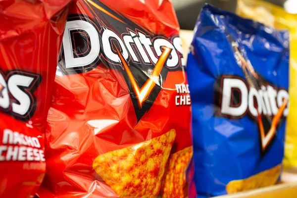 Los Angeles, Kaliforniya / ABD - 07 / 22 / 2020: Yerel bir bakkalda sergilenen Doritos cips poşetlerinin yakından görüntüsü.