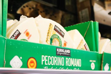 Los Angeles, Kaliforniya / ABD - 07 / 22 / 2020: Yerel bir Costco mağazasında sergilenen Kirkland İmza pecorino romano peynirinin çok sayıda paketinin görüntüsü.