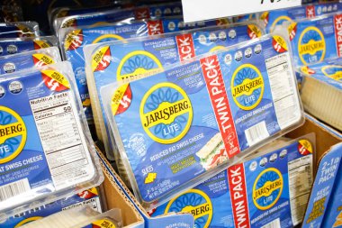 Los Angeles, Kaliforniya / ABD - 07 / 22 / 2020: Yerli büyük bir markette sergilenen çok sayıda Jarlsberg Lite yağlı peynirini azaltma manzarası.