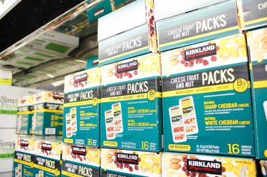 Los Angeles, California, ABD - 07-22-2020: Kirkland İmza peynir ve fındık paketlerinin yerel bir Costco mağazasında sergilenmesi.