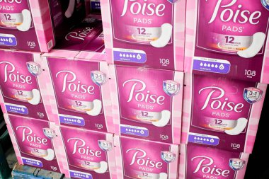 Los Angeles, Kaliforniya / ABD - 07 / 22 / 2020: Yerel büyük bir market vitrininde sergilenen çok sayıda Poise pedi manzarası.