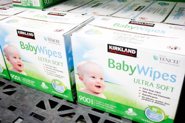 Los Angeles, California, ABD - 02-08-2020: Yerel bir Costco mağazasında çok sayıda Kirkland İmza bebek bezinin görüntüsü.