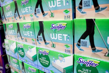 Los Angeles, Kaliforniya / ABD - 07 / 22 / 2020: Yerel büyük bir markette sergilenen çok sayıda Swiffer Islak Ürün paketi.