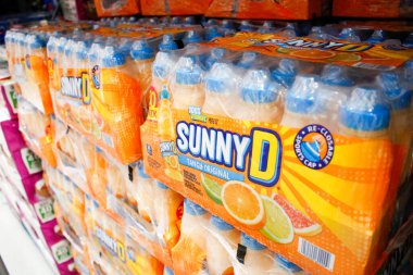 Los Angeles, Kaliforniya / ABD - 07 / 22 / 2020: Yerel büyük bir markette sergilenen Sunny D içeceklerinin çok sayıda görüntüsü.