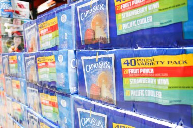Los Angeles, Kaliforniya / ABD - 07 / 22 / 2020: Yerel büyük bir markette sergilenen çeşitli CapriSun paket meyve suyu keselerinin manzarası.
