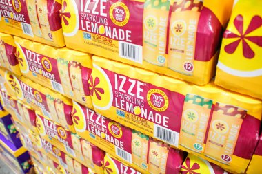 Los Angeles, California / ABD - 07 / 22 / 2020: Izze Limonata kutularının yerel büyük bir markette sergilenmesi.