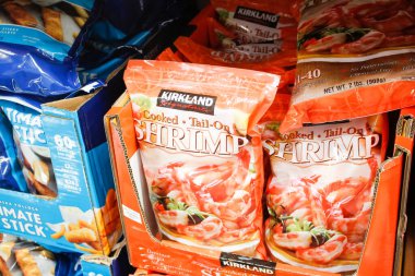 Los Angeles, Kaliforniya / ABD - 07 / 22 / 2020: Yerel bir bakkalda sergilenen Kirkland İmza Kurutulmuş Kuyruk Karidesleri.