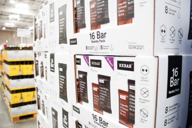 Los Angeles, California, ABD - 07-22-2020: Yerel büyük bir markette sergilenen çok sayıda RXBar abur cubur barı manzarası.