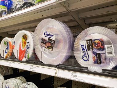 Los Angeles, Kaliforniya / ABD - 07 / 22 / 2020: Yerel bir bakkalda sergilenen Chinet Cut Kristal tek kullanımlık plakaların çeşitli paketlerinin görüntüsü.