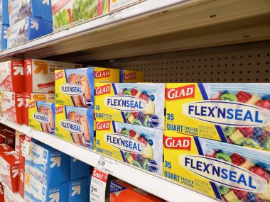 Los Angeles, Kaliforniya / ABD - 07 / 22 / 2020: Yerel bir bakkal dükkanında sergilenen birkaç kutu Glad Flex 'NSeal fermuar poşetinin görüntüsü.