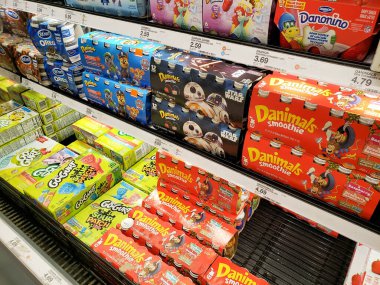 Los Angeles, Kaliforniya / ABD - 07 / 22 / 2020: Danimarka yoğurt ürünlerine adanmış çok sayıda rafın görüntüsü, yerel bir bakkalda sergileniyor.