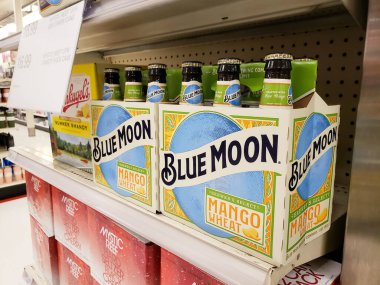 Los Angeles, Kaliforniya / ABD - 07 / 22 / 2020: Yerel bir bakkalda sergilenen 6 paket Blue Moon Mango aromalı buğday birası manzarası.