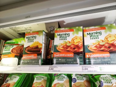 Los Angeles, California, ABD - 07-22-2020: Morningstar Farms 'ın dondurulmuş birkaç kutu ürünü yerel bir markette sergileniyor.