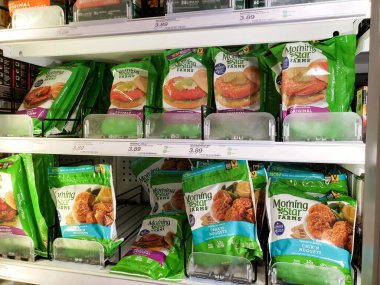 Los Angeles, California, ABD - 07-22-2020: Morningstar Farms 'ın dondurulmuş birkaç paketinin yerel bir markette sergilenmesi.