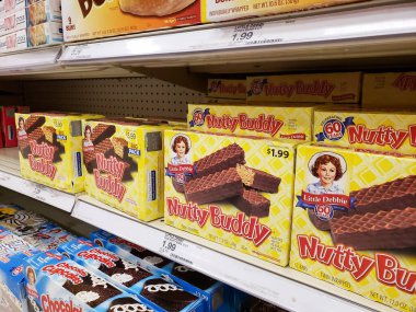 Los Angeles, Kaliforniya / ABD - 07 / 22 / 2020: Yerel bir bakkalda sergilenmekte olan birkaç paket Küçük Debbie Nutty Buddy çikolatası.