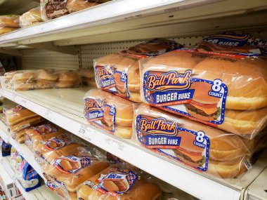 Los Angeles, Kaliforniya / ABD - 07 / 22 / 2020: Yerel bir bakkalda sergilenen çok sayıda Ball Park marka burger ve sosisli ekmeği manzarası.