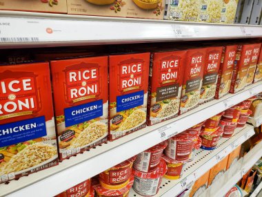 Los Angeles, Kaliforniya / ABD - 07 / 22 / 2020: Yerel bir bakkalda sergilenen çok sayıda Rice-A-Roni paketinin görüntüsü.
