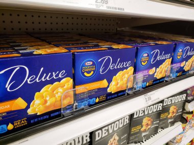 Los Angeles, Kaliforniya / ABD - 07 / 22 / 2020: Yerel bir bakkalda sergilenen Kraft makarna ve peynir Deluxe kutularının manzarası.