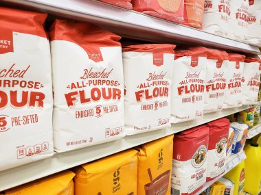 Los Angeles, Kaliforniya / ABD - 07 / 22 / 2020: Yerel bir Target mağazasında sergilenmekte olan çok sayıda beyazlatılmış çok amaçlı un paketi.