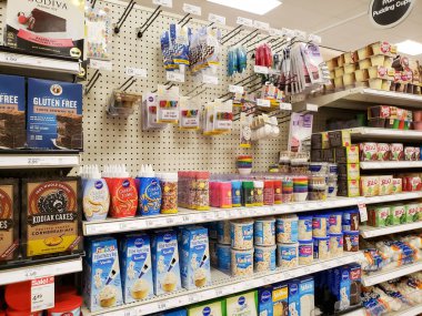 Los Angeles, Kaliforniya, ABD - 07-22-2020: Yerel bir bakkalda görülen çeşitli kek pişirme malzemeleri için ayrılmış bir raf manzarası.