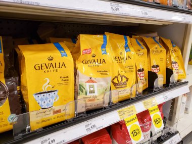 Los Angeles, Kaliforniya / ABD - 07 / 22 / 2020: Yerel bir bakkalda sergilenen Gevalia Kaffe 'nin birkaç paket öğütülmüş kahve çekirdeğinin görüntüsü.