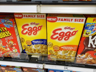 Los Angeles, Kaliforniya / ABD - 07 / 22 / 2020: Yerel bir bakkalda sergilenen birkaç kutu Eggo waffle şeklindeki mısır gevreğinin görüntüsü.