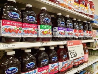 Los Angeles, Kaliforniya / ABD - 07 / 22 / 2020: Yerel bir bakkalda sergilenen Okyanus Spreyi şişelerine ayrılmış çok sayıda rafın manzarası.