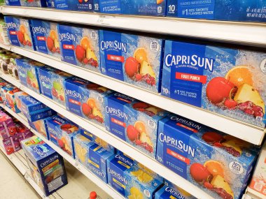 Los Angeles, Kaliforniya / ABD - 07 / 22 / 2020: Yerel bir bakkalda sergilenen çok sayıda Capri Sun meyve suyu paketinin manzarası.