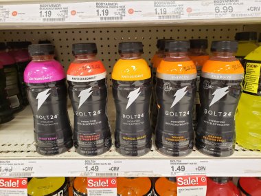 Los Angeles, Kaliforniya / ABD - 07 / 22 / 2020: Yerel bir bakkalda sergilenen çok sayıda Gatorade Bolt 24 spor içeceği manzarası.