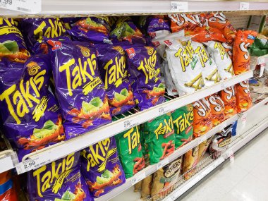 Los Angeles, California, ABD - 07-22-2020: Yerel bir bakkalda sergilenen bir kaç poşet Takis manzarası.