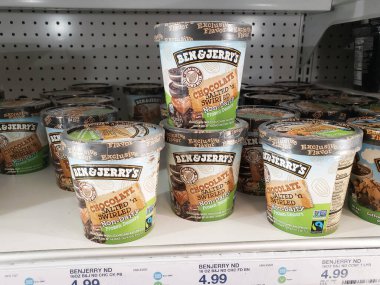 Los Angeles, California, ABD - 03-18-2021: Ben ve Jerry 'nin Çikolata Tuzlu ve Donmuş Tatlısı' nın birkaç karton görüntüsü yerel bir markette sergileniyor.