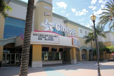 Vista, California / ABD - 07 / 22 / 2020: Cinepolis Cinemas Vista Village olarak bilinen sinemanın ön plaza alanının manzarası.