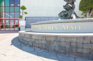 Westminster, Kaliforniya / ABD - 08 / 28 / 2020: Little Saigon 'da yer alan Asya Bahçesi Alışveriş Merkezi ön giriş alanı.