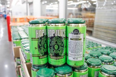 Irvine, California / ABD - 09 / 01 / 2020: Yerel bir büyük kutu bakkalda sergilenmekte olan 6 'lı bira üreten Sol Kıyı Bira Şirketi Hop Juice Triple India Ale' nin manzarası.