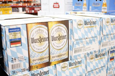 Irvine, California / ABD - 09 / 01 / 2020: Warsteiner Oktoberfest 'in birkaç kasa birası yerel bir büyük market vitrininde sergileniyor.