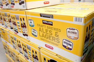 Irvine, California / ABD - 09 / 01 / 2020: Yerel bir Costco mağazasında sergilenen çok sayıda Kirkland İmza bira paketinin görüntüsü.