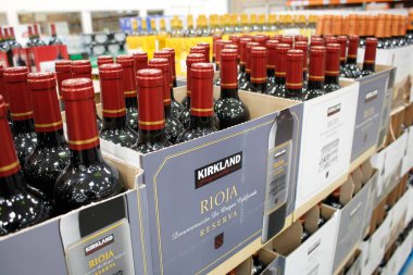 Irvine, California, ABD - 09-01-2020: Yerel bir Costco mağazasında sergilenen çok sayıda Kirkland İmza Rioja şarabının manzarası.