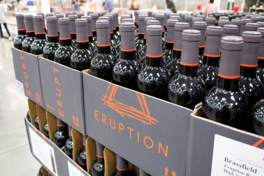 Irvine, California / ABD - 09 / 01 / 2020: Yerel büyük bir markette sergilenen çok sayıda Patlama Şarabı manzarası.