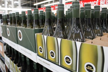 Irvine, California / ABD - 09 / 01 / 2020: Yerel büyük bir markette sergilenen çok sayıda Kim Crawford şarabının manzarası.